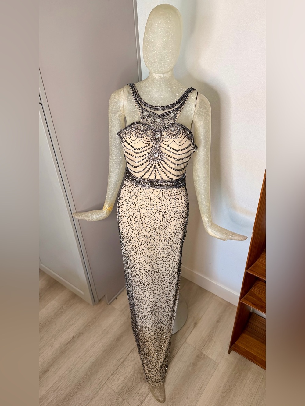 Shail K. Beaded Illusion Neckline Sleeveless Formal Evening Gown. Size 4